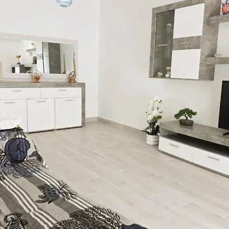 Starfish - Wifi - Air Con - 180 M From The By Bedzy