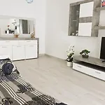 Starfish - Wifi - Air Con - 180 M From The By Bedzy